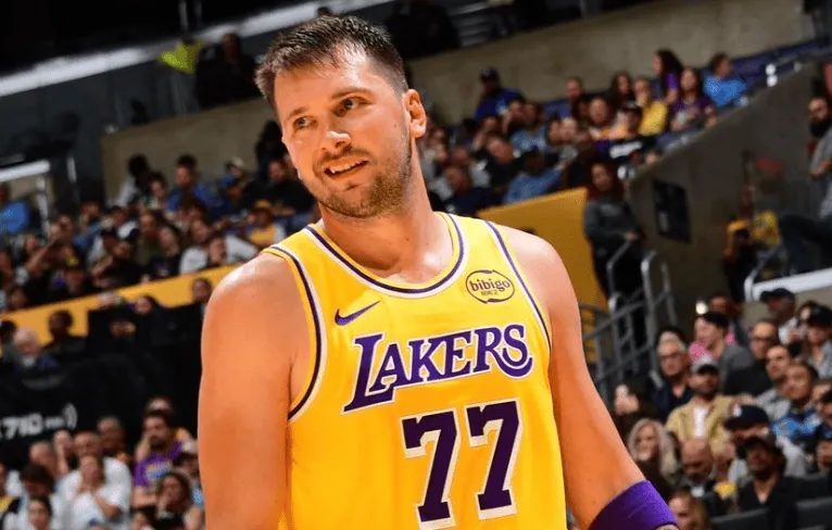 西甲直播-上半场三分球20中12！湖人本赛季首次半场投进10+三分